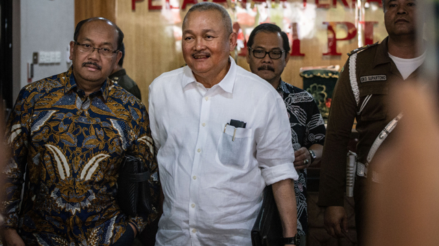 Mantan Gubernur Sumatera Selatan Alex Noerdin (tengah) menjawab pertanyaan wartawan seusai menjalani pemeriksaan di Kejaksaan Agung. Foto: ANTARA FOTO/Aprillio Akbar