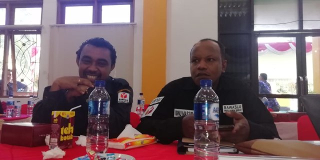 Ketua Bawaslu Papua Barat, Ibnu Mas'ud dengan Komisioner Bawaslu Papua Barat Rio Pereira. Foto: Adlu Raharusun/Balleo News