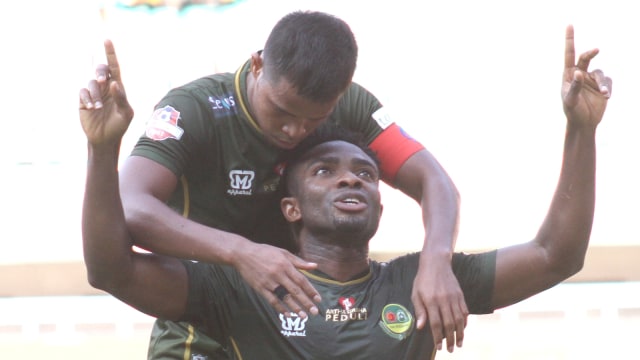 Osas Saha (depan) merayakan gol untuk PS TIRA-Persikabo bersama Manahati Lestusen. Foto: ANTARA/Yulius Satria Wijaya