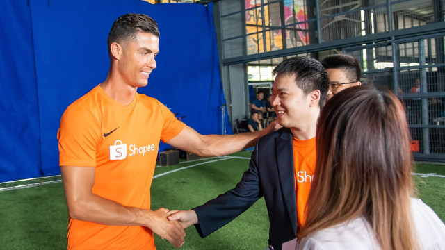 Cristiano Ronaldo dan CEO Shopee, Chris Feng. Foto: Chris Feng/LinkedIn