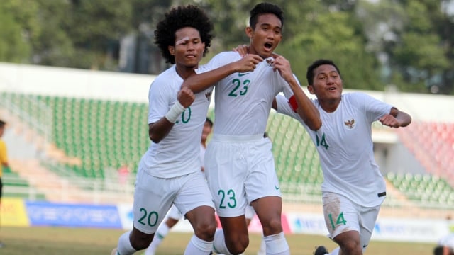 Rizky Ridho dan beberapa pemain Timnas U-19 Indonesia lain berselebrasi usai mencetak gol penyama kedudukan pada laga melawan Myanmar. Foto: Angga Putra/kumparan