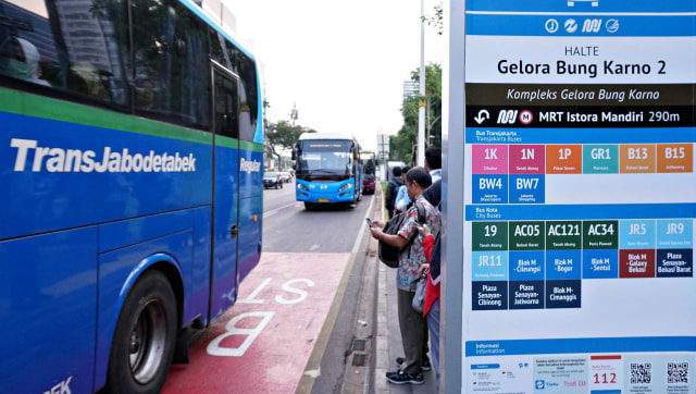 Informasi transportasi umum di Halte Gelora Bung Karno, Jakarta. Foto: Nugroho Sejati/kumparan