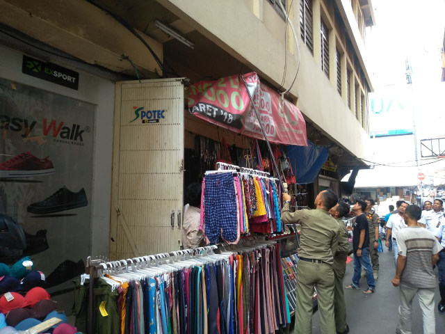  Satgas Pol PP saat menertibkan pedagang di Pasar Tengah, Rabu (14/8) | Foto : Rafika Restiningtias/ Lampung Geh