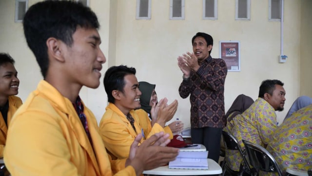 Peserta Sesdilu (kanan) saat mengajar di Universitas Antakusuma, Kalimantan Tengah. Foto: Fitra Andrianto/kumparan