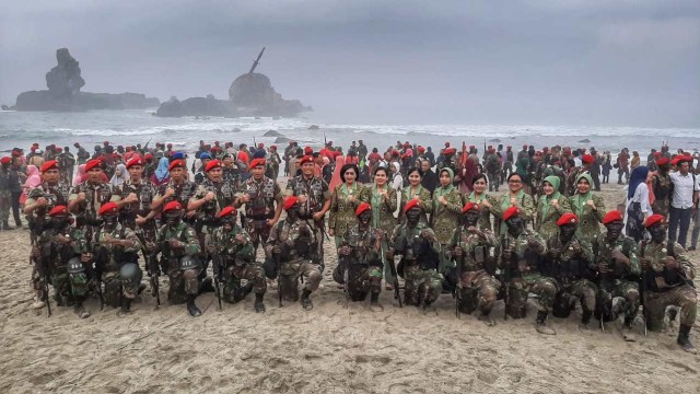 Danjen Kopassus Mayjen TNI I Nyoman Cantiasa (tengah) foto bersama saat mengahadiri penutupan pendidikan komando angkatan 103 di Pantai Permisan, Cilacap. Foto: Dok. Penerangan Kopassus