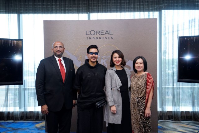Umesh Phadke, Irwan Rovani Doke, Melanie Masriel, dan Dr. Noryawati Mulyono S.Si merayakan perjalanan L'Oréal 40 Tahun Mempercantik Indonesia. Foto: dok. L’Oréal Indonesia