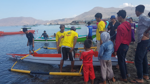 Persiapan peserta lomba balap perahu. Foto: Info Dompu
