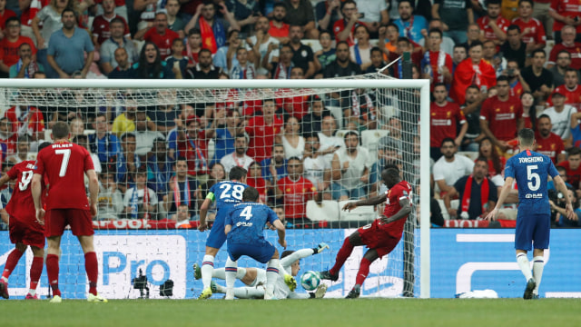 Proses gol Sadio Mane dalam laga Piala Super Eropa antara Liverpool dan Chelsea. Foto: Murad Sezer/Reuters