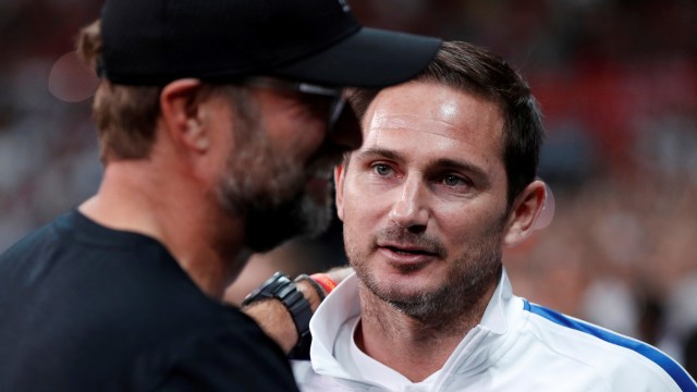 Frank Lampard bersua Juergen Klopp pada laga Piala Super Eropa antara Liverpool dan Chelsea. Foto: John Sibley/Reuters