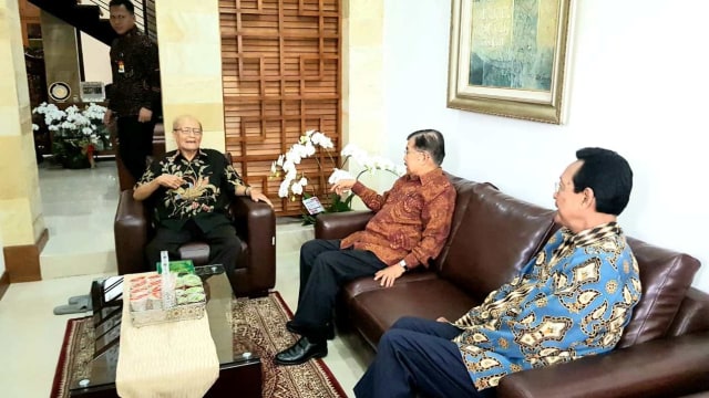Wakil Presiden Jusuf Kalla (kedua kanan) bersama Gubermur DIY Sri Sultan Hamengkubuwono X (kanan)  menjenguk KH Syafii Maarif di Yogyakarta. Foto: Dok. Setwapres
