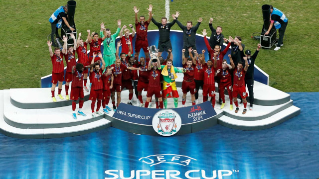 Pemain Liverpool mengangkat Piala Super Eropa usai mengalahkan Chelsea di Vodafone Arena, Istanbul, Turki. Foto: REUTERS / Kemal Aslan