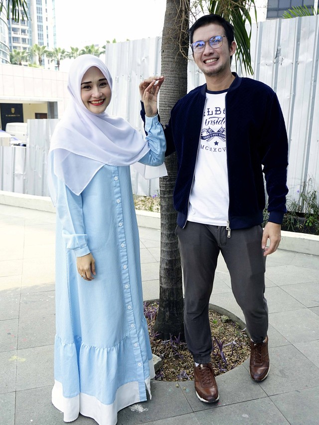 Artis sekaligus politikus, Mandala Shoji bersama istrinya Maridha Deanova Safriana saat ditemui di kawasan Kapten Tendean, Jakarta, Kamis, (15/8). Foto: Ronny