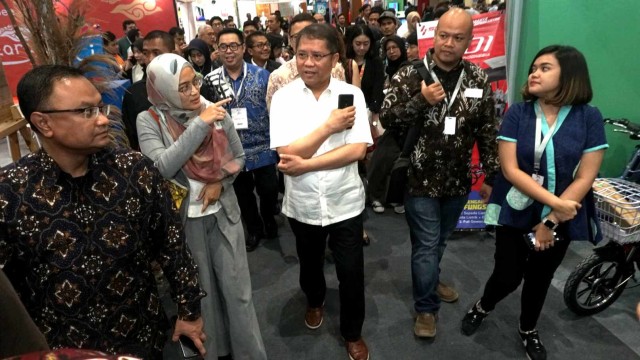 Menteri Komunikasi dan Informatika Rudiantara (tengah) mengunjungi Pasar idEA 2019, di Jakarta Convertion Center, Jakarta. Foto: Iqbal Firdaus/kumparan