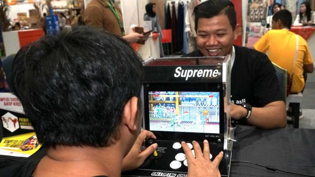 Pengunjung menjajal permainan yang ada di salah satu stan, di Pasar idEA 2019, di Jakarta Convertion Center, Jakarta. Foto: Iqbal Firdaus/kumparan