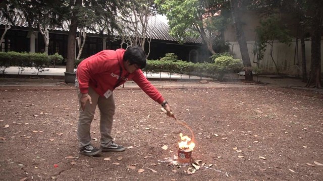 Eksperimen memadamkan api dengan soda. Foto: kumparan