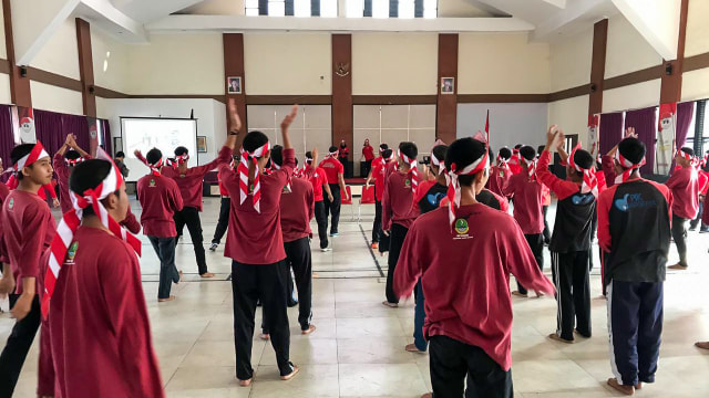 Lembaga Pemasyarakatan Khusus Anak (LPKA) kelas II Bandung menggelar tari kolosal untuk memecahkan rekor MURI sekaligus memperingati hari kemerdekaan dandiikuti  oleh petugas lapas serta ratusan warga binaan anak, Kamis (15/8). Foto: Rachmadi Rasyad/kumparan