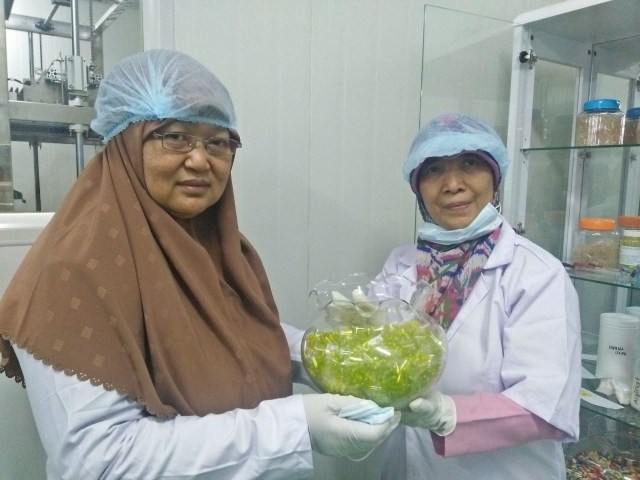 Siti Wafiroh (kiri) dan Pratiwi Pudjiastuti (kanan) bersama cangkang kapsul rumput laut inovasi mereka. Foto-foto: Amanah Nur Asiah/Basra