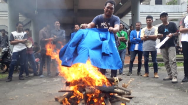 Aksi bakar jas almamater oleh mahasiswa Universitas Pattimura. (15/8) Dok : Lentera Maluku 