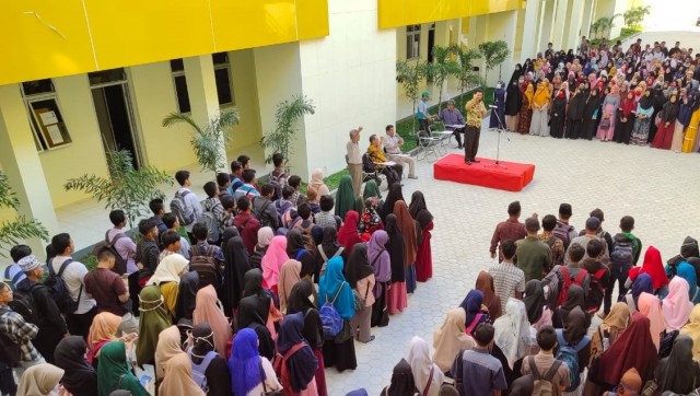 Rektor IAIN Palu Prof Dr KH Sagaf S Pettalongi MPd menyampaikan sambutan dan arahan kepada 1.600 mahasiswa baru tahun 2019, dalam ceremonial matrikulasi, di perguruan tinggi Islam negeri tersebut, Kamis (15/8). Foto: Humas IAIN Palu