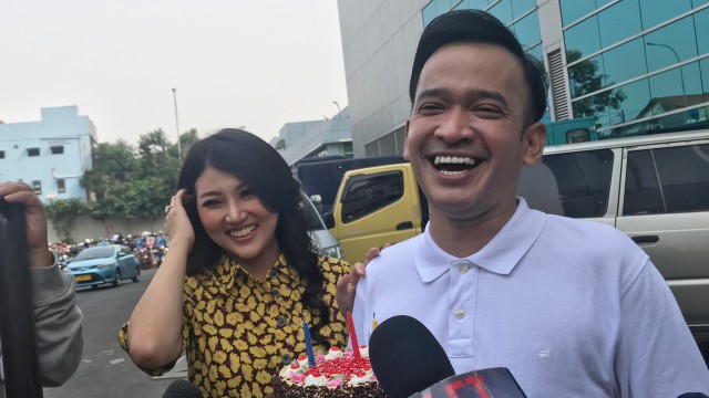 Ruben Onsu dan Sarwendah di Jalan Kapten Tendean, Jakarta Selatan, Kamis (15/8). Foto: Regina Kunthi Rosary/kumparan