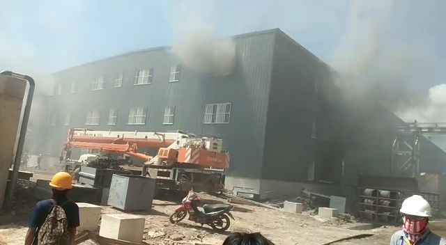 Saat ledakan di gedung laboratorium milik PT OSS terjadi, Foto: tangkapan layar video.