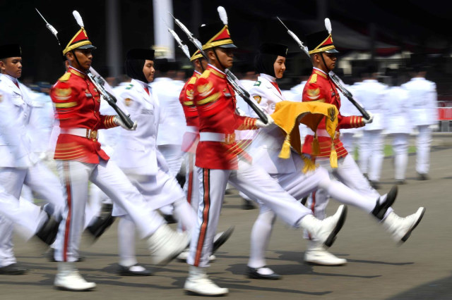 Pasukan Pengibar Bendera Pusaka (Paskibraka) mengikuti gladi bersih Upacara Peringatan Detik-detik Proklamasi 17 Agustus di halaman Istana Merdeka, Jakarta. Foto: ANTARA FOTO/Wahyu Putro A