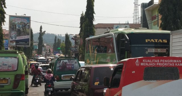 Ada Pengecoran, Antrean Kendaraan dalam Kota Bumiayu Mengular