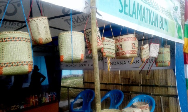 Produk kerajinan tangan anyaman kaum perempuan dan ibu rumah tangga binaan Komunitas Budaya Tanawolo. Foto oleh: Arkadius Togo,florespedia/kumparan.com