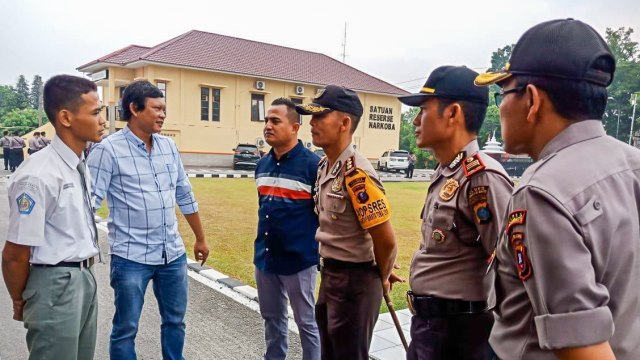 Kapolres Labuhanbatu AKBP Frido Situmorang saat bersama Koko saat bertemu di Mapolres Labuhan Batu, Kamis (15/8). Foto: Dok. Istimewa