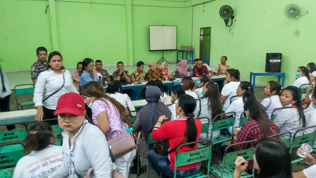Dinas Sosial Kota Semarang mendata PSK lokalisasi Sunan Kuning, Kamis (15/8). Foto: Afiati Tsalitsati/kumparan