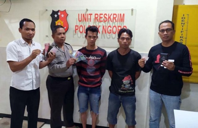 Unit Reskrim Polsek Ngoro, Mojokerto menunjukkan sang pengedar dan pemakai sabu