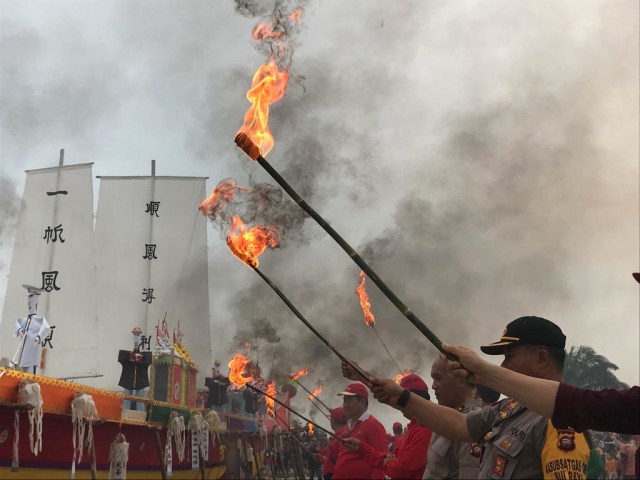 Proses pembakaran Kapal Wangkang di kompleks pemakaman Bhakti Suci. Foto: Teri/Hi!Pontianak
