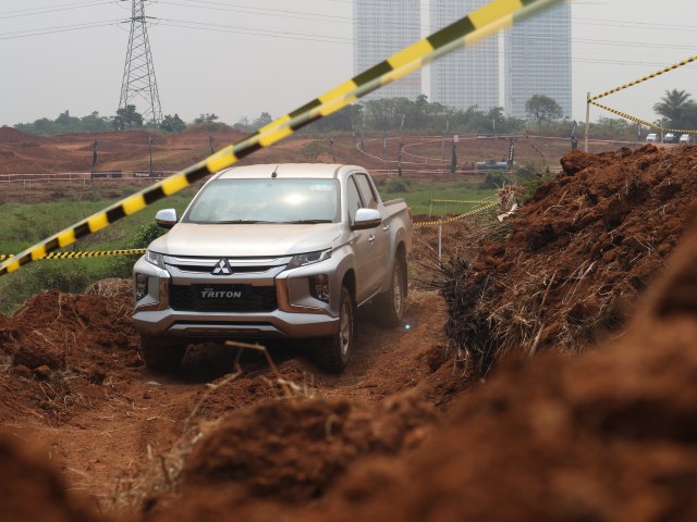 Mitsubishi New Triton digeber di medan off-road. Foto: Ghulam Muhammad Nayazri / kumparanOTO