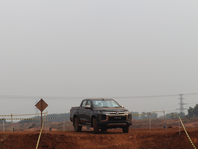 Foto : Pembuktian Triton Si Raja Pikap 4x4 di Medan Off-Road (13755)