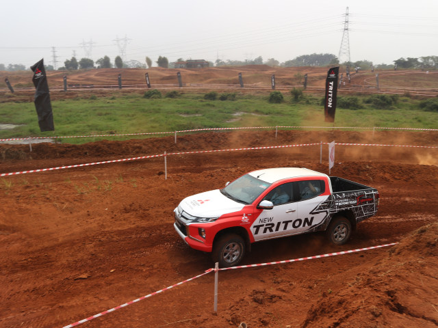 Foto : Pembuktian Triton Si Raja Pikap 4x4 di Medan Off-Road (13743)
