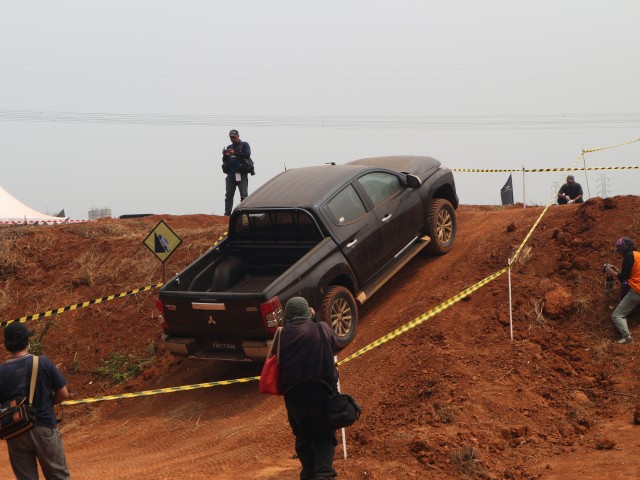Foto : Pembuktian Triton Si Raja Pikap 4x4 di Medan Off-Road (13747)