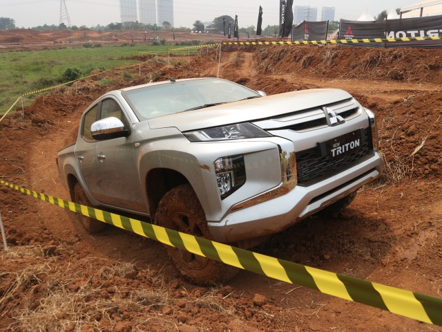 Berita Populer: Komparasi Toyota Hilux dan Mitsubishi Triton, Hyundai Palisade (23518)