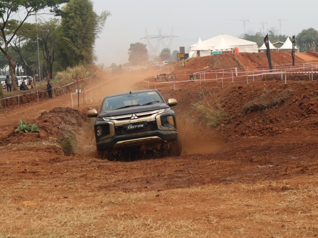 Foto : Pembuktian Triton Si Raja Pikap 4x4 di Medan Off-Road (13756)