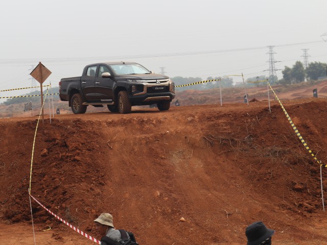Foto : Pembuktian Triton Si Raja Pikap 4x4 di Medan Off-Road (13752)