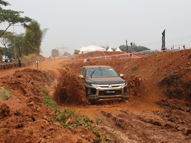 Foto : Pembuktian Triton Si Raja Pikap 4x4 di Medan Off-Road (13748)