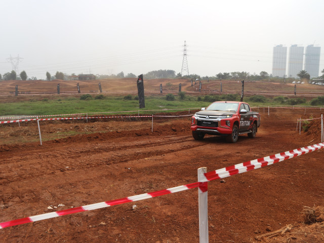 Foto : Pembuktian Triton Si Raja Pikap 4x4 di Medan Off-Road (13757)