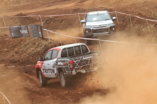 Foto : Pembuktian Triton Si Raja Pikap 4x4 di Medan Off-Road (13744)