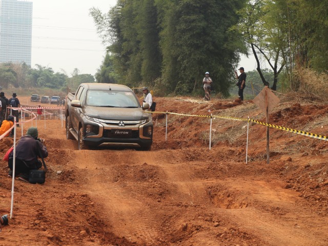 Foto : Pembuktian Triton Si Raja Pikap 4x4 di Medan Off-Road (13753)