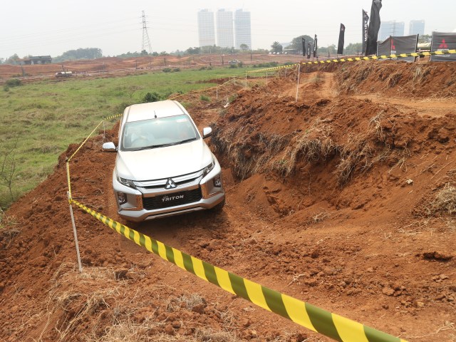 Foto : Pembuktian Triton Si Raja Pikap 4x4 di Medan Off-Road (13751)