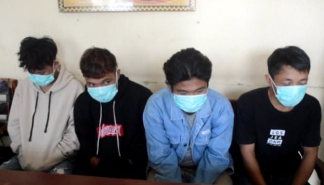 Keempat pelaku saat dalam proses pemeriksaan oleh pihak kepolisian | Foto: Ist