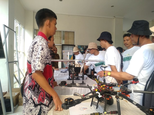 Saat peserta melihat pameran dari PT Telkom Energi, Kamis (15/8) | Foto : Rafika Restiningtias/ Lampung Geh