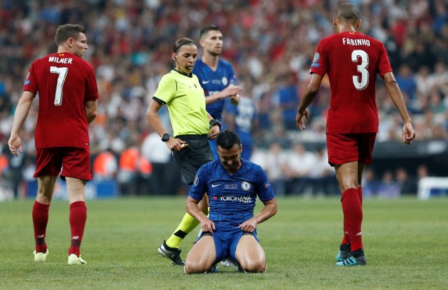 Pemain Chelsea Pedro Rodríguez tertunduk usai melakukan pelanggaran pada pertandingan Piala Super Eropa di Vodafone Arena, Istanbul, Turki. Foto: REUTERS / Kemal Aslan