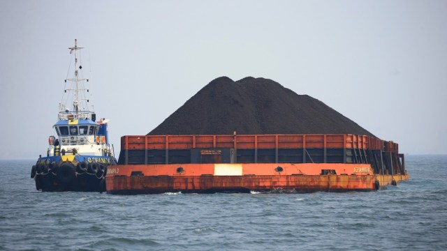 Sebuah kapal tongkang membawa batu bara yang menunggu masuk bongkar muat di pelabuhan tanjung priok. Foto: Aditia Noviansyah/kumparan