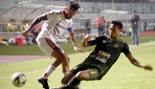 Stefano Lilipaly (kostum putih) berduel melawan Andy Setyo (kostum hijau) di laga PS Tira-Persikabo vs Bali United. Foto: ANTARA FOTO/Yulius Satria Wijaya/foc.