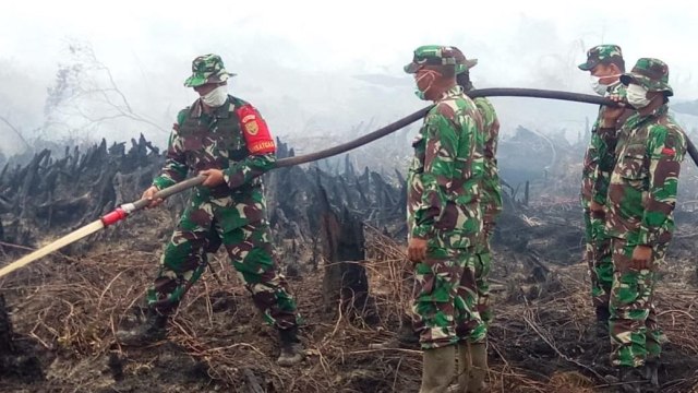 Tim Satgas Karhutla Jambi melakukan pendinginan lahan gambut yang terbakar. Foto: Bara